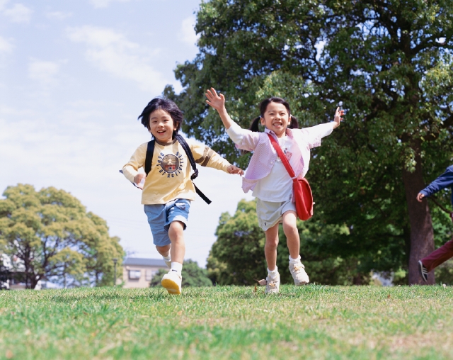 人物 日本人 子供 小学生 男の子 女の子 2人 屋外 公園 草原 走る 全身 正面 笑顔 元気 笑う 笑い スマイル フォト作品紹介 イラスト 写真のストックフォトwaha ワーハ カンプデータは無料
