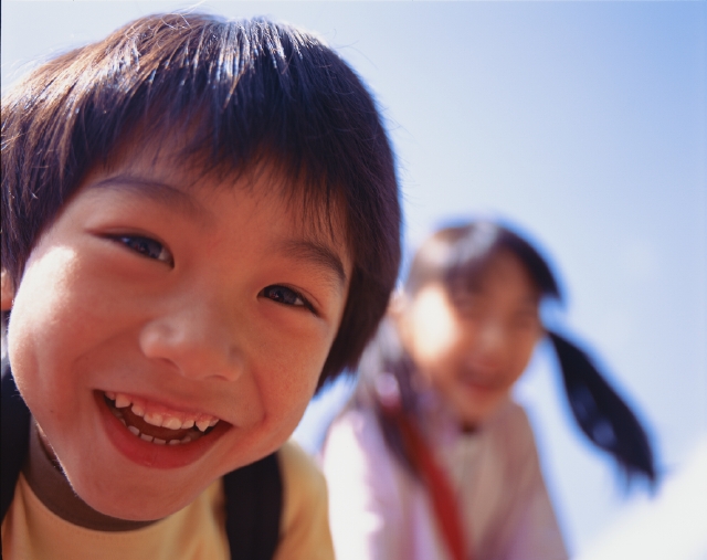 イラスト＆写真のストックフォトwaha（ワーハ）　人物、日本人、子供、小学生、男の子、1人、屋外、アップ、顔、笑顔、元気、笑う、笑い、スマイル　p3-0863b