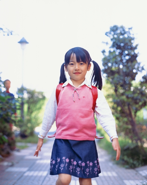 イラスト＆写真のストックフォトwaha（ワーハ）　人物、日本人、子供、小学生、女の子、1人、屋外、住宅街、通学、歩く、ランドセル、上半身、正面　p3-0864b