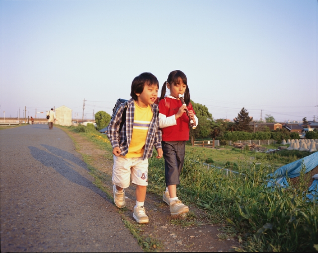 イラスト＆写真のストックフォトwaha（ワーハ）　人物、日本人、子供、小学生、男の子、女の子、2人、屋外、通学、下校、ランドセル、全身　p3-0881b
