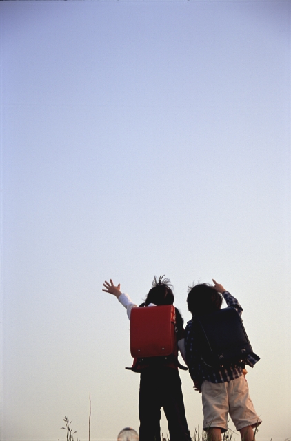 人物 日本人 子供 小学生 男の子 女の子 2人 屋外 通学 下校 ランドセル 後ろ姿 ローアングル 空 後姿 後ろ姿 うしろ姿 背中 フォト作品紹介 イラスト 写真のストックフォトwaha ワーハ カンプデータは無料