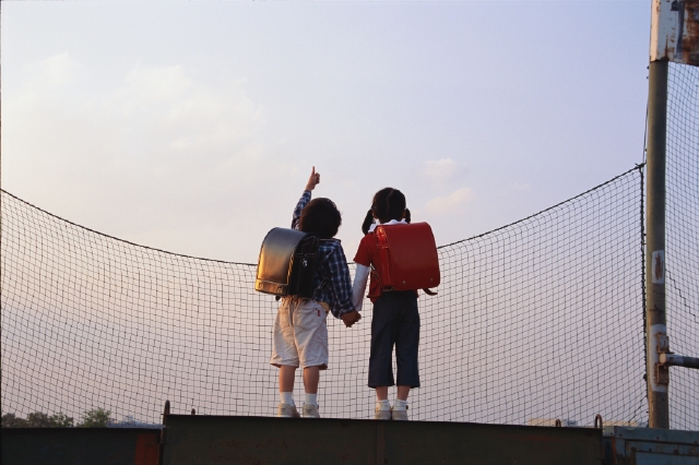 人物 日本人 子供 小学生 男の子 女の子 2人 屋外 通学 下校 指差し ランドセル 全身 後ろ姿 空 後姿 後ろ姿 うしろ姿 背中 フォト作品紹介 イラスト 写真のストックフォトwaha ワーハ カンプデータは無料