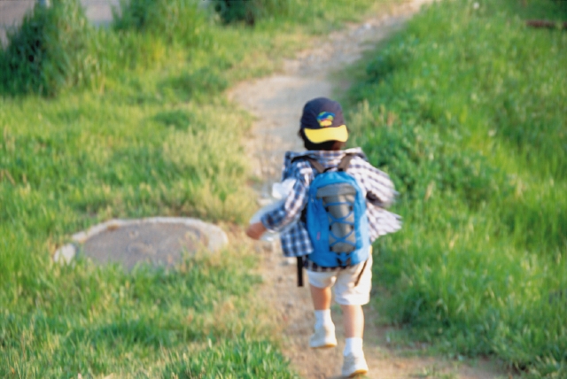 人物 日本人 子供 小学生 男の子 1人 屋外 草原 遊ぶ 走る 全身 後ろ姿 ブレ あそぶ あそび 遊ぶ 遊び 後姿 後ろ姿 うしろ姿 背中 フォト作品紹介 イラスト 写真のストックフォトwaha ワーハ カンプデータは無料