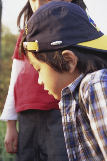 人物 日本人 子供 小学生 男の子 1人 屋外 アップ 顔 横向き フォト作品紹介 イラスト 写真のストックフォトwaha ワーハ カンプデータは無料