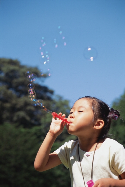 イラスト＆写真のストックフォトwaha（ワーハ）　人物、日本人、子供、小学生、女の子、1人、屋外、遊ぶ、シャボン玉、上半身、青空、あそぶ、あそび、遊ぶ、遊び　p3-0913b