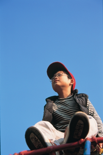 イラスト＆写真のストックフォトwaha（ワーハ）　人物、日本人、子供、小学生、男の子、1人、屋外、公園、見上げる、上半身、青空、ローアングル　p3-0920b