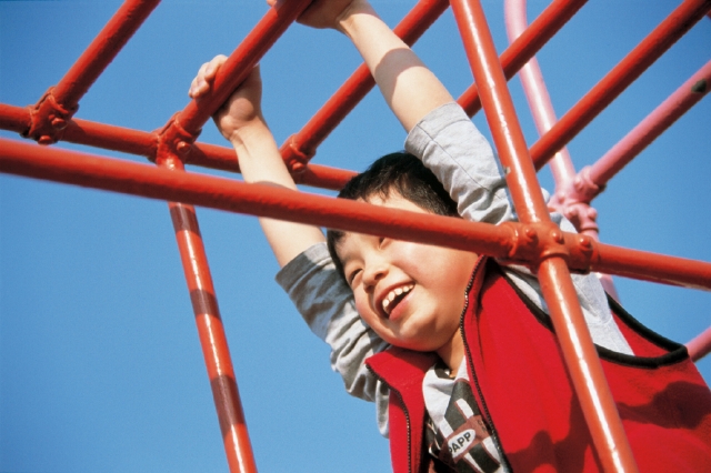人物 日本人 子供 小学生 男の子 1人 屋外 公園 遊具 遊ぶ 上半身 青空 あそぶ あそび 遊ぶ 遊び フォト作品紹介 イラスト 写真のストックフォトwaha ワーハ カンプデータは無料