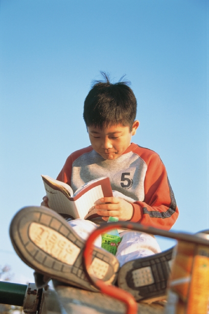 イラスト＆写真のストックフォトwaha（ワーハ）　人物、日本人、子供、小学生、男の子、1人、屋外、公園、読書、上半身、本、青空　p3-0924b