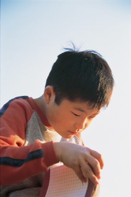 イラスト＆写真のストックフォトwaha（ワーハ）　人物、日本人、子供、小学生、男の子、1人、屋外、公園、読書、上半身、本　p3-0927b