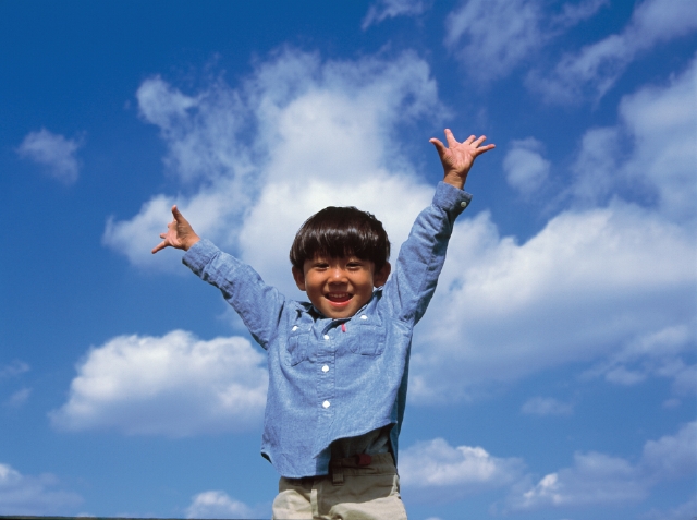 イラスト＆写真のストックフォトwaha（ワーハ）　人物、日本人、子供、幼児、小学生、男の子、1人、屋外、ポーズ、上半身、正面、笑顔、青空、雲、笑う、笑い、スマイル　p3-0938b