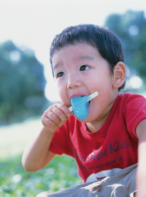 イラスト＆写真のストックフォトwaha（ワーハ）　人物、日本人、子供、幼児、男の子、1人、屋外、草原、公園、食べる、上半身、アイスクリーム　p3-0943b