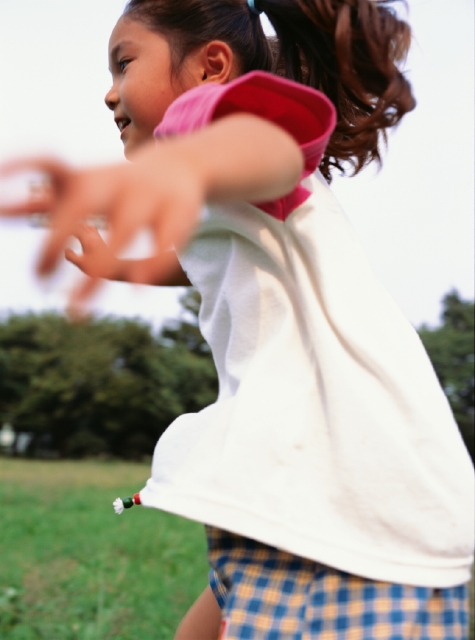 イラスト＆写真のストックフォトwaha（ワーハ）　人物、日本人、子供、小学生、女の子、1人、屋外、草原、走る、横向き、上半身、元気　p3-0953b