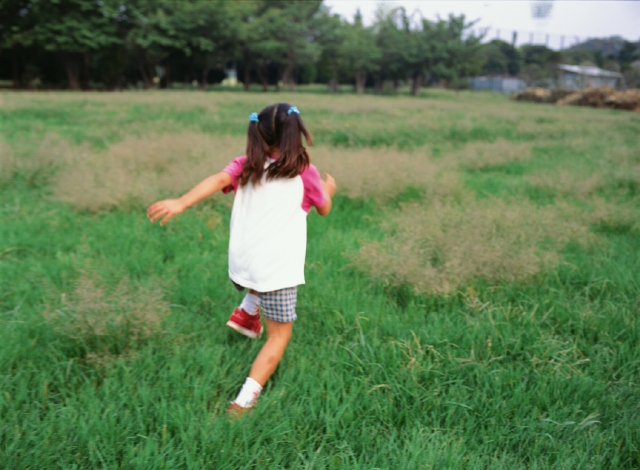 人物 日本人 子供 小学生 女の子 1人 屋外 草原 走る 背中 元気 後ろ姿 全身 後姿 後ろ姿 うしろ姿 背中 フォト作品紹介 イラスト 写真のストックフォトwaha ワーハ