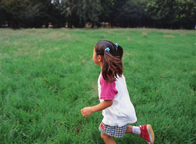 人物 日本人 子供 小学生 女の子 1人 屋外 草原 走る 背中 元気 後ろ姿 後姿 後ろ姿 うしろ姿 背中 フォト作品紹介 イラスト 写真のストックフォトwaha ワーハ