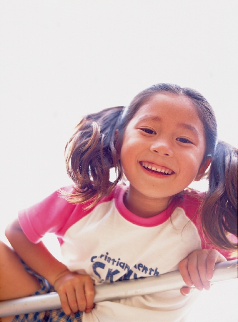 人物 日本人 子供 小学生 女の子 1人 屋外 公園 遊ぶ 笑顔 元気 上半身 あそぶ あそび 遊ぶ 遊び 笑う 笑い スマイル フォト作品紹介 イラスト 写真のストックフォトwaha ワーハ