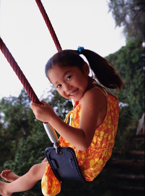 人物 日本人 子供 小学生 女の子 1人 屋外 公園 遊ぶ ブランコ 笑顔 元気 上半身 あそぶ あそび 遊ぶ 遊び 笑う 笑い スマイル フォト作品紹介 イラスト 写真のストックフォトwaha ワーハ