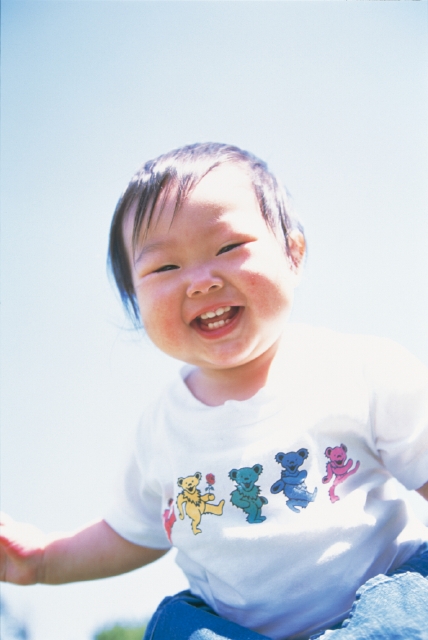 イラスト＆写真のストックフォトwaha（ワーハ）　人物、日本人、子供、幼児、女の子、1人、屋外、笑顔、上半身、笑う、笑い、スマイル　p3-0969b