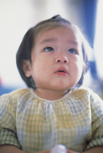 イラスト＆写真のストックフォトwaha（ワーハ）　人物、日本人、赤ちゃん、女の子、1人、屋内、見上げる、上半身　p3-0972b