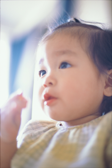 イラスト＆写真のストックフォトwaha（ワーハ）　人物、日本人、赤ちゃん、女の子、1人、屋内、アップ、顔　p3-0974bv