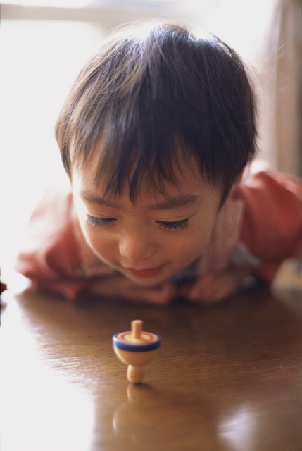 イラスト＆写真のストックフォトwaha（ワーハ）　人物、日本人、子供、幼児、男の子、1人、屋内、住宅、部屋、遊ぶ、上半身、おもちゃ、あそぶ、あそび、遊ぶ、遊び　p3-0988b