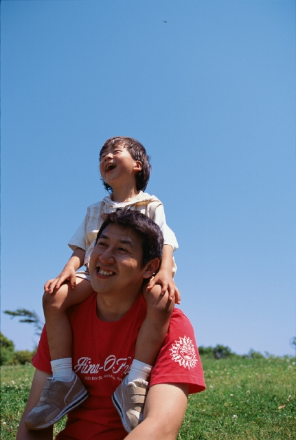 イラスト＆写真のストックフォトwaha（ワーハ）　人物、日本人、家族、親子、2人、父、息子、男の子、屋外、草原、青空、散歩、肩車、上半身、笑顔、笑う、笑い、スマイル　p3-0998b