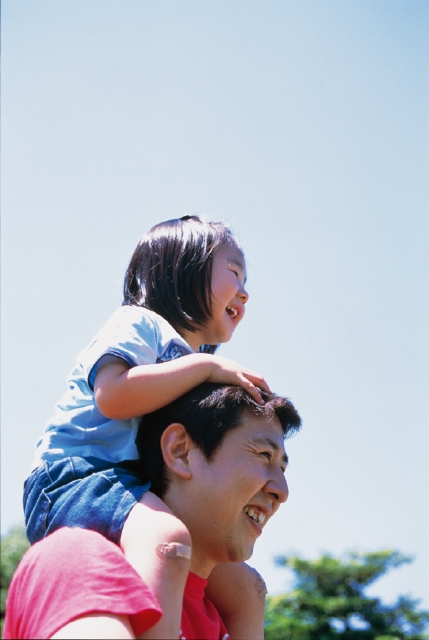 イラスト＆写真のストックフォトwaha（ワーハ）　人物、日本人、家族、親子、2人、父、娘、女の子、屋外、青空、散歩、肩車、上半身、横向き、笑顔、笑う、笑い、スマイル　p3-1000b