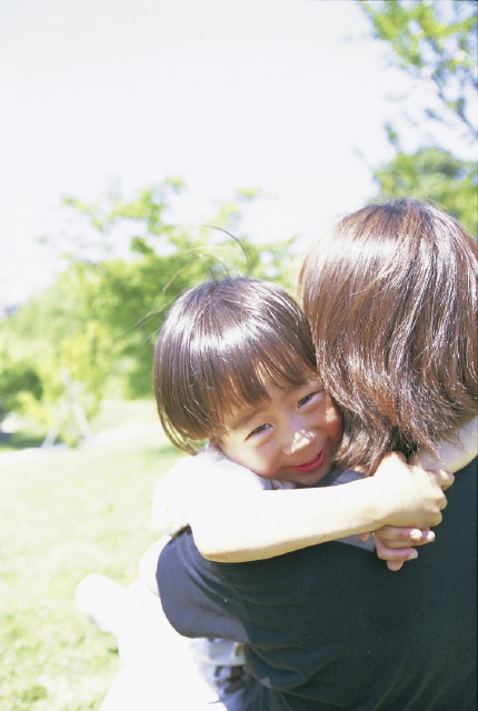 イラスト＆写真のストックフォトwaha（ワーハ）　人物、日本人、親子、子供、幼児、男の子、2人、屋外、公園、抱く、上半身、笑顔、笑う、笑い、スマイル　p3-1003b