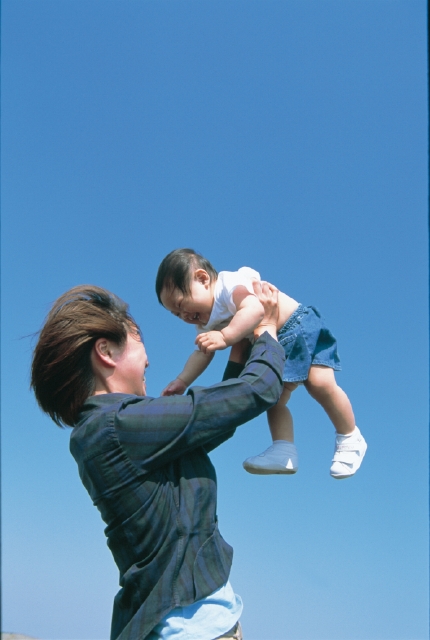 イラスト＆写真のストックフォトwaha（ワーハ）　人物、日本人、親子、母、赤ちゃん、2人、屋外、抱く、全身、青空　p3-1005b