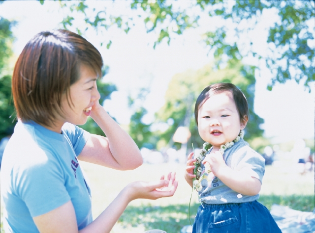 イラスト＆写真のストックフォトwaha（ワーハ）　人物、日本人、親子、2人、母、赤ちゃん、屋外、草原、遊ぶ、花、上半身、あそぶ、あそび、遊ぶ、遊び　p3-1014b