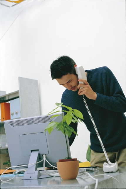 イラスト＆写真のストックフォトwaha（ワーハ）　人物、日本人、男性、20代、30代、1人、屋内、住宅、ホームオフィス、仕事、電話、パソコン、上半身　p3-1027b
