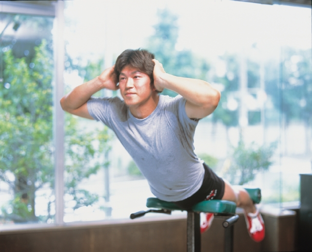 イラスト＆写真のストックフォトwaha（ワーハ）　人物、日本人、20代、30代、男性、1人、屋内、ジム、スポーツ、トレーニング、健康、全身、運動　p3-1285b