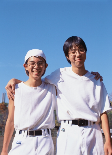 イラスト＆写真のストックフォトwaha（ワーハ）　人物、日本人、男性、若者、10代、20代、学生、友達、仲間、2人、屋外、グラウンド、スポーツ、野球、肩を組む、ユニフォーム、正面、上半身、笑顔、笑う、笑い、スマイル、運動　p3-1308b