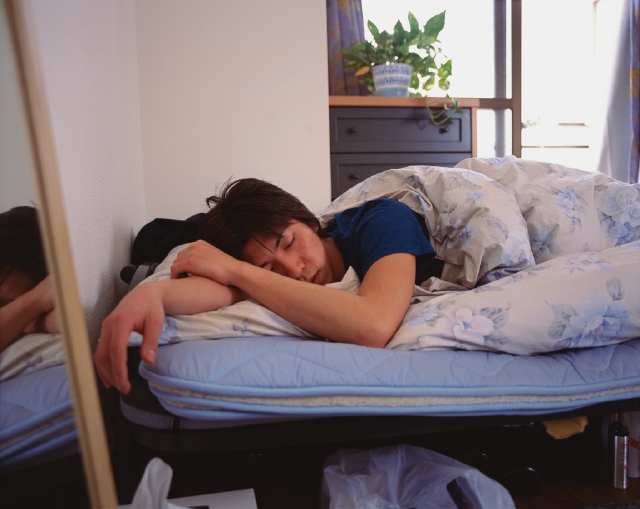 イラスト＆写真のストックフォトwaha（ワーハ）　人物、日本人、若者、10代、20代、男性、1人、屋内、部屋、ベット、寝る、眠る、横向き、若者1人暮らし　p3-1320b