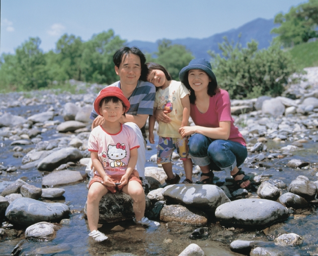 イラスト＆写真のストックフォトwaha（ワーハ）　人物、日本人、家族、親子、4人、父、母、娘、屋外、川、座る、正面、全身、水　p3-1368b