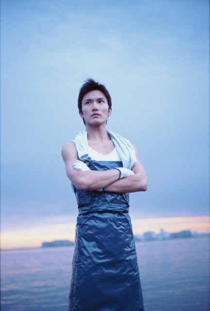 人物 日本人 代 30代 職業 漁師 男性 1人 屋外 海 腕組み 正面 上半身 仕事 フォト作品紹介 イラスト 写真のストックフォトwaha ワーハ カンプデータは無料