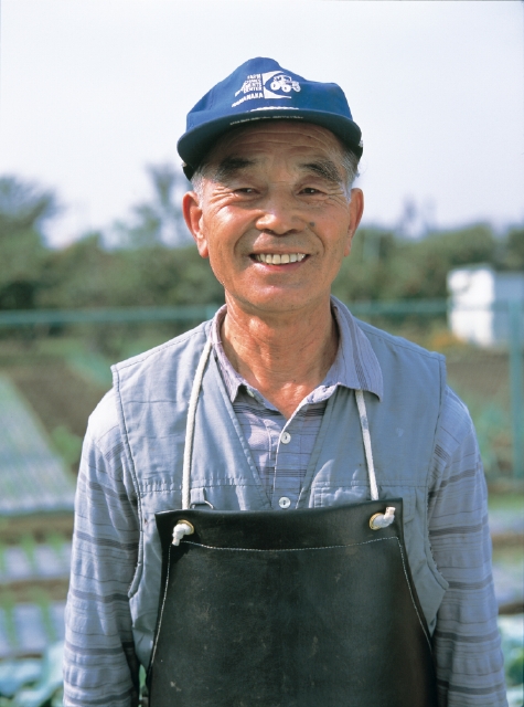 イラスト＆写真のストックフォトwaha（ワーハ）　人物、日本人、50代、60代、職業、農業、農家、男性、1人、屋外、畑、働く、正面、上半身、笑顔、笑う、笑い、スマイル、仕事　p3-1525b