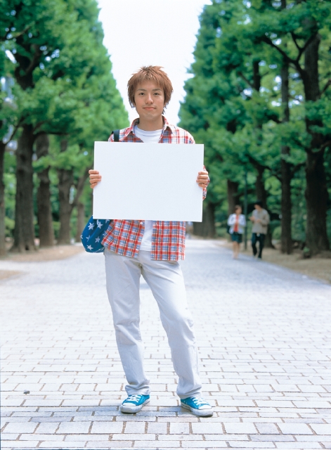 イラスト＆写真のストックフォトwaha（ワーハ）　人物、日本人、若者、10代、20代、男性、学生、大学生、1人、屋外、メッセージボード、正面、全身　p3-1558b