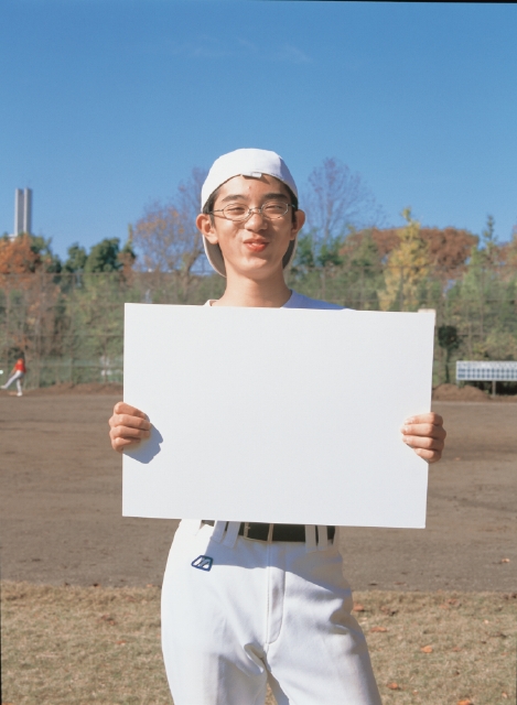 イラスト＆写真のストックフォトwaha（ワーハ）　人物、日本人、男性、若者、10代、20代、学生、1人、屋外、グラウンド、スポーツ、野球、ユニフォーム、メッセージボード、正面、上半身、運動　p3-1646b