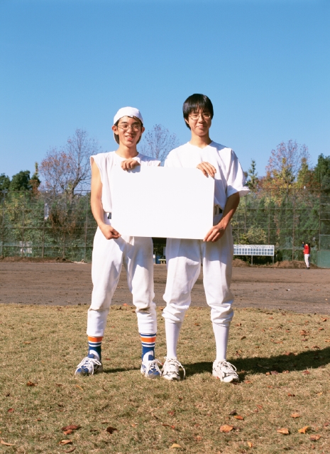 イラスト＆写真のストックフォトwaha（ワーハ）　人物、日本人、男性、若者、10代、20代、学生、2人、屋外、グラウンド、スポーツ、野球、ユニフォーム、メッセージボード、正面、全身、運動　p3-1648bv