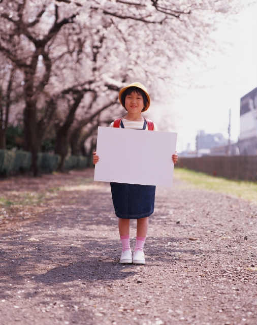 イラスト＆写真のストックフォトwaha（ワーハ）　人物、日本人、子供、小学生、女の子、1人、屋外、メッセージボード、正面、全身、ランドセル、春、入学、桜、季節、四季、季節、四季　p3-1680bv