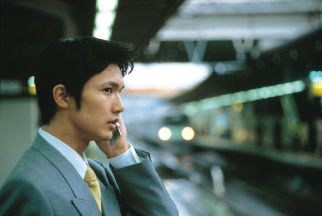 人物 日本人 ビジネス ビジネスマン 男性 屋外 横向き 横顔 上半身 働く スーツ 通勤 営業 携帯電話 話す サラリーマン フォト作品紹介 イラスト 写真のストックフォトwaha ワーハ カンプデータは無料