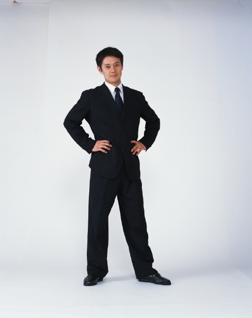 イラスト＆写真のストックフォトwaha（ワーハ）　人物、日本人、ビジネス、ビジネスマン、男性、白バック、正面、全身、ポートレート、スタジオ、白バック、ポーズ、スーツ、真面目、仕事、働く、サラリーマン　p4-0331av