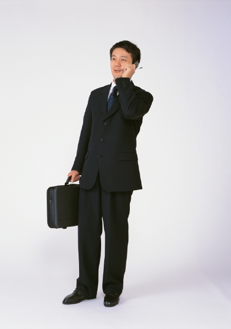 イラスト＆写真のストックフォトwaha（ワーハ）　人物、日本人、ビジネス、ビジネスマン、男性、白バック、正面、全身、スタジオ、白バック、スーツ、真面目、通勤、営業、働く、携帯電話、話す、サラリーマン　p4-0346a