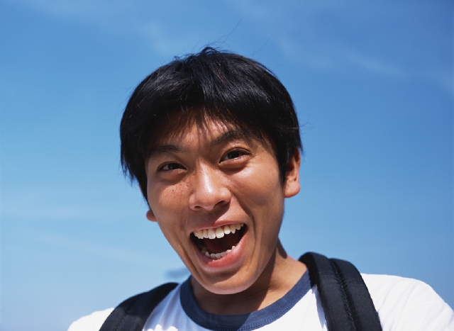 イラスト＆写真のストックフォトwaha（ワーハ）　人物、日本人、若者、男性、笑顔、屋外、正面、上半身、顔、アップ、ポートレート、屋外、青空、快晴、元気、楽しい、笑う、笑い、スマイル　p4-0362bv