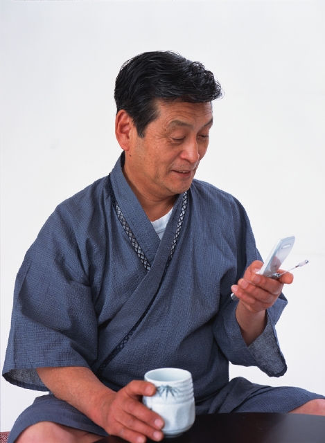 イラスト＆写真のストックフォトwaha（ワーハ）　人物、日本人、中高年、白バック、男性、正面、横顔、上半身、スタジオ、白バック、父、甚平、日本的、和風、リラックス、休憩、飲む、お茶、携帯電話、メール　p4-0440av