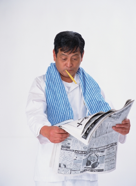 イラスト＆写真のストックフォトwaha（ワーハ）　人物、日本人、中高年、白バック、男性、正面、上半身、スタジオ、白バック、父、朝、起床、歯磨き、タオル、新聞、読　p4-0449av