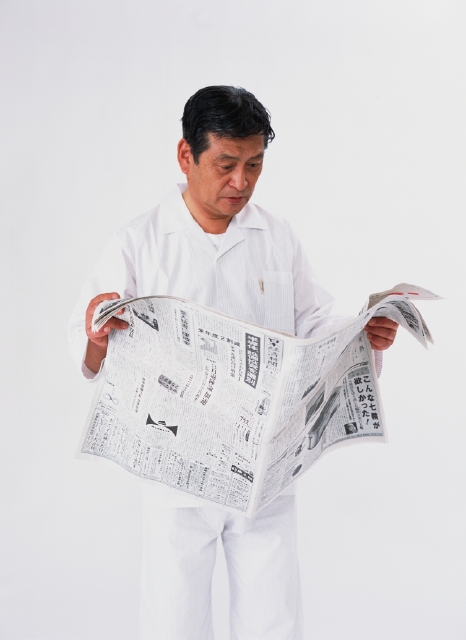 イラスト＆写真のストックフォトwaha（ワーハ）　人物、日本人、中高年、白バック、男性、正面、上半身、スタジオ、白バック、父、朝、起床、新聞、読　p4-0454av