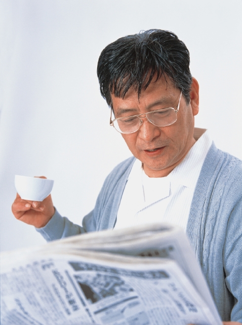 イラスト＆写真のストックフォトwaha（ワーハ）　人物、日本人、中高年、白バック、男性、正面、上半身、スタジオ、白バック、父、朝、起床、新聞、読む、メガネ、発見、注目、興味、飲む、お茶、リラックス　p4-0462a