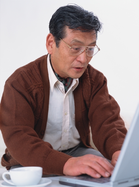 イラスト＆写真のストックフォトwaha（ワーハ）　人物、日本人、中高年、パソコン、白バック、男性、屋内、正面、上半身、スタジオ、白バック、父、眼鏡、座る、好奇心、興味、真剣、覗く、注目　p4-0481av