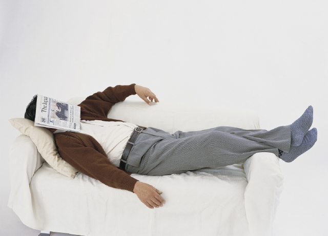 人物 日本人 中高年 リラックス 白バック 男性 屋内 横向き 仰向け 全身 スタジオ 白バック 父 寝る 寝転ぶ 眠る リビングライフ フォト作品紹介 イラスト 写真のストックフォトwaha ワーハ カンプデータは無料